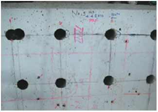 橋梁耐震補強工事で鋼製ブラケットを取付けるための、アン カー穿孔の様子。精度の高い孔位置と孔向きを確保できます。