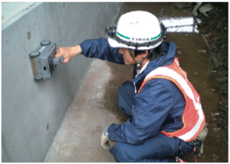 鉄筋探査：コンクリート内の（第1）鉄筋を短時間で位置と深さを探査 する事が可能です。